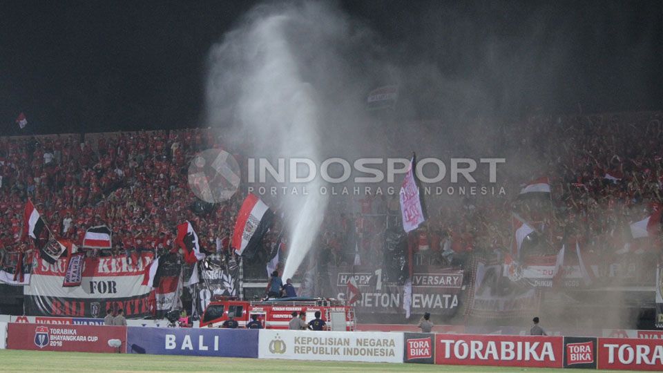 Suporter Bali United di Stadion I Wayan Dipta. Copyright: © Ian Setiawan/INDOSPORT